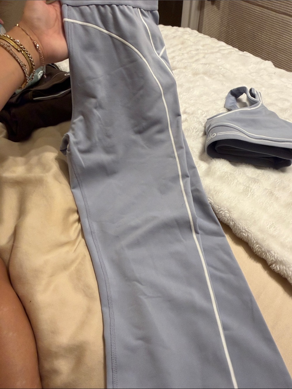 ALO Yoga Lavender Sports Bra and Leggings Set with White Piping - Picture 4 of 4